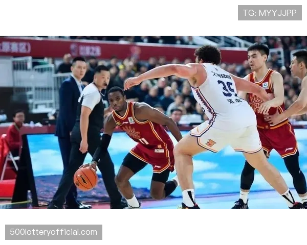 致敬时刻：山西队主场为中场投篮命中的球迷送上全队签名篮球